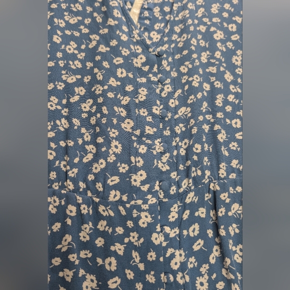 231- Rails Floral Blue Romper(Issue) As Is Reflecting The Price - Picture 6 of 6